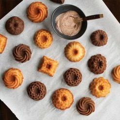 Nordic Ware Bundt Charms Pan Gold -Tiffany & Co. Shop 85677 Nordic Ware Bundt Charms Pan Gold 3