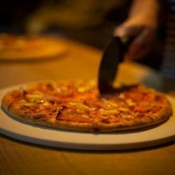 World Of Flavours Italian Pizza Stone Set With 33cm Stone, Stand And Pizza Cutter -Tiffany & Co. Shop KCPIZSTONE World Of Flavours Pizza Stone Set 1